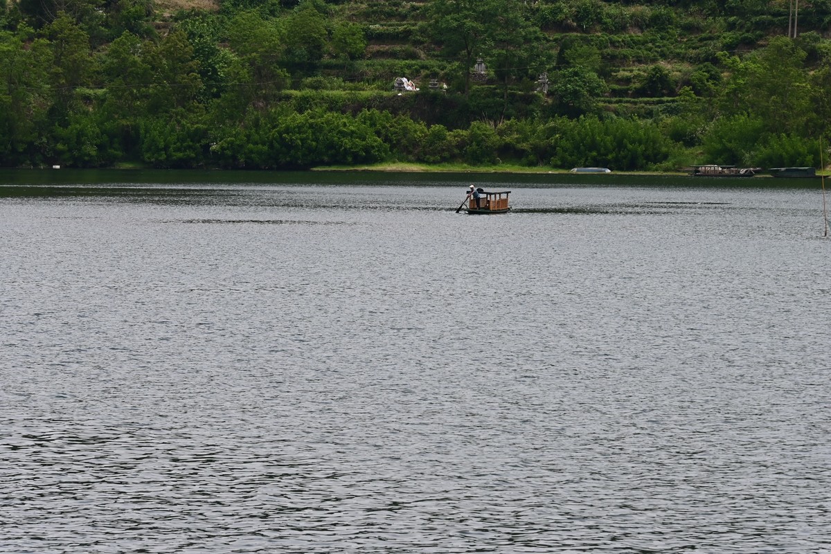 山湖荡舟