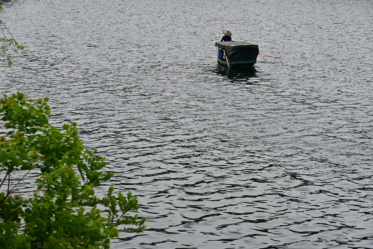 山湖荡舟