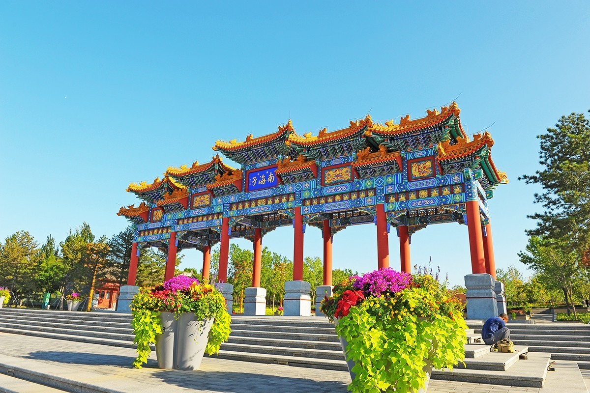 初秋光影下的大牌楼