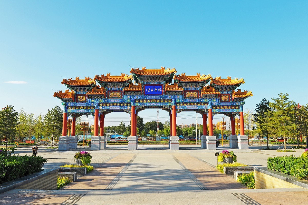 初秋光影下的大牌楼