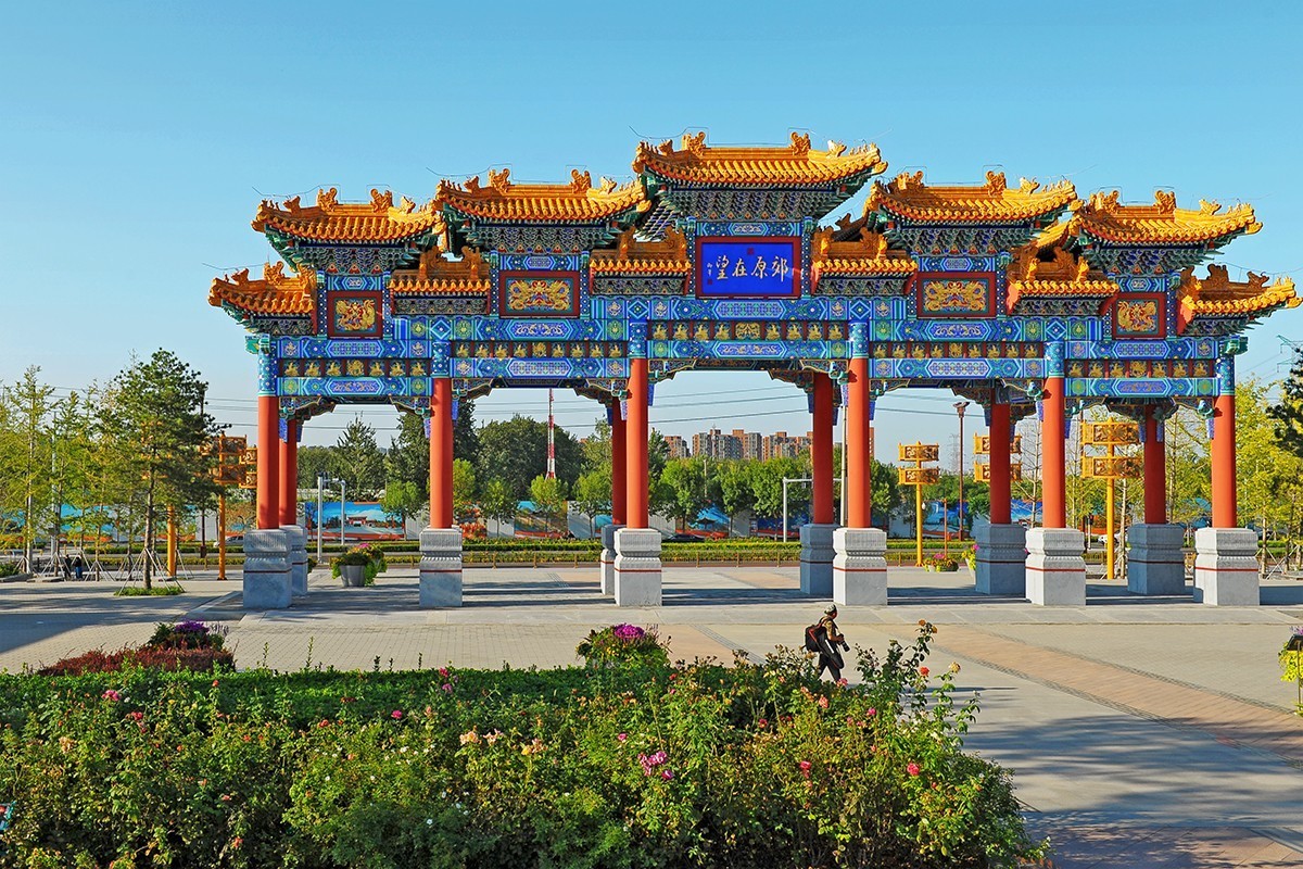 初秋光影下的大牌楼