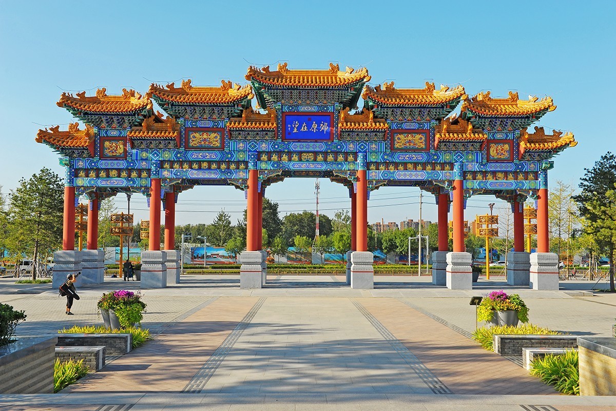 初秋光影下的大牌楼