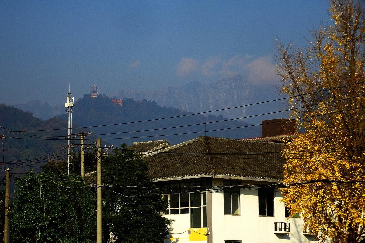 雪山下的山村田野