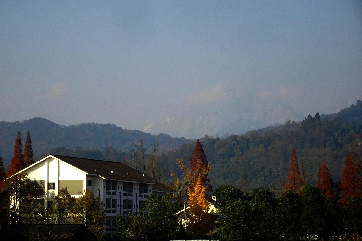 雪山下的山村田野