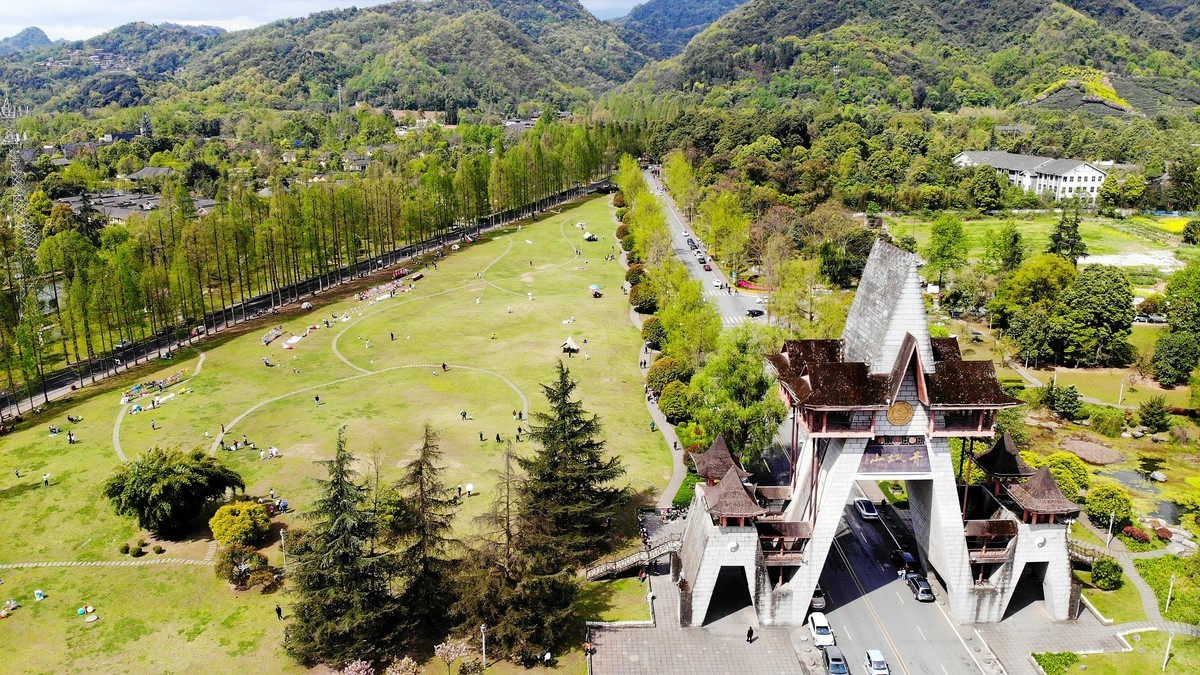 【航拍】樱花盛开的青城山
