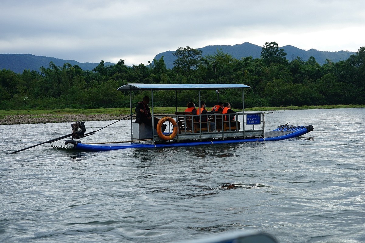 漓江上的竹排游船!