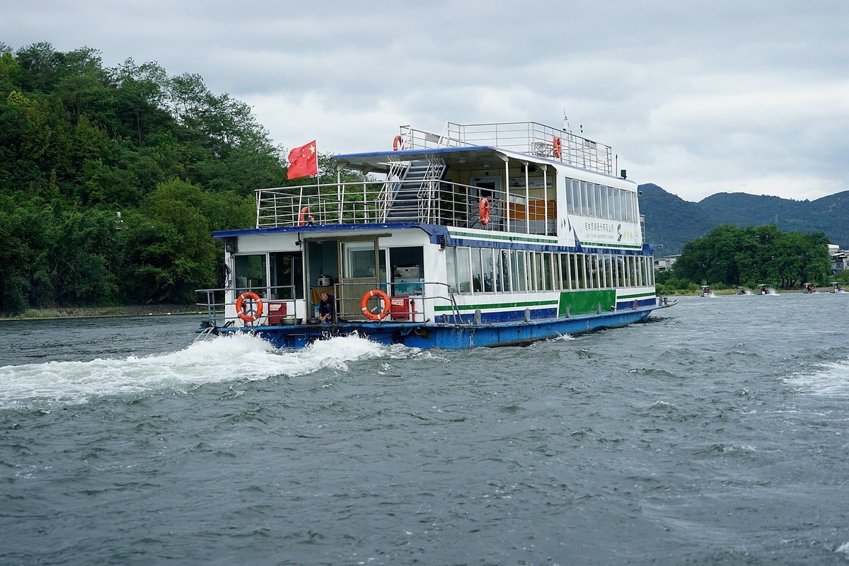 漓江上的竹排游船!