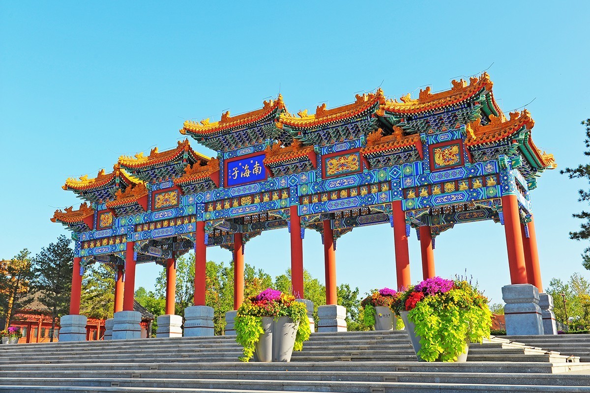 初秋光影下的大牌楼