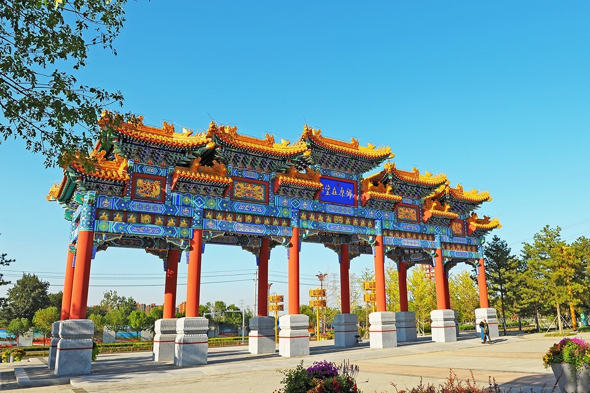 初秋光影下的大牌楼