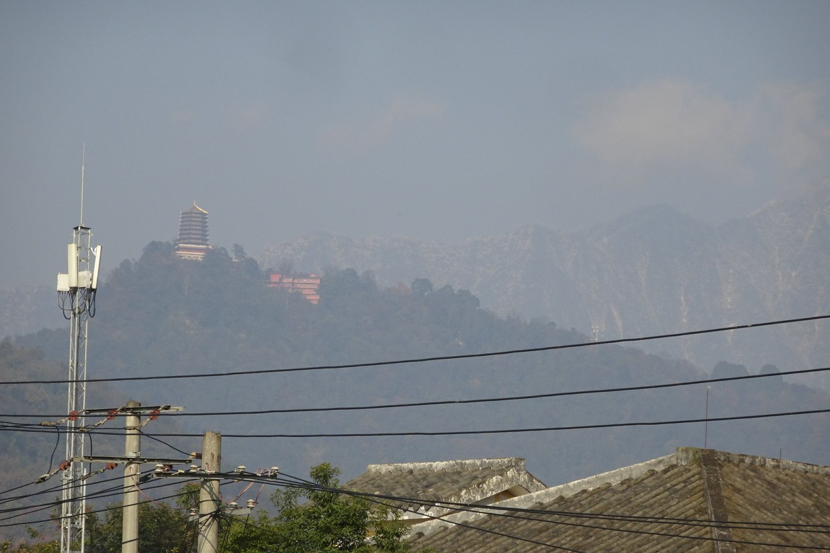 雪山下的山村田野