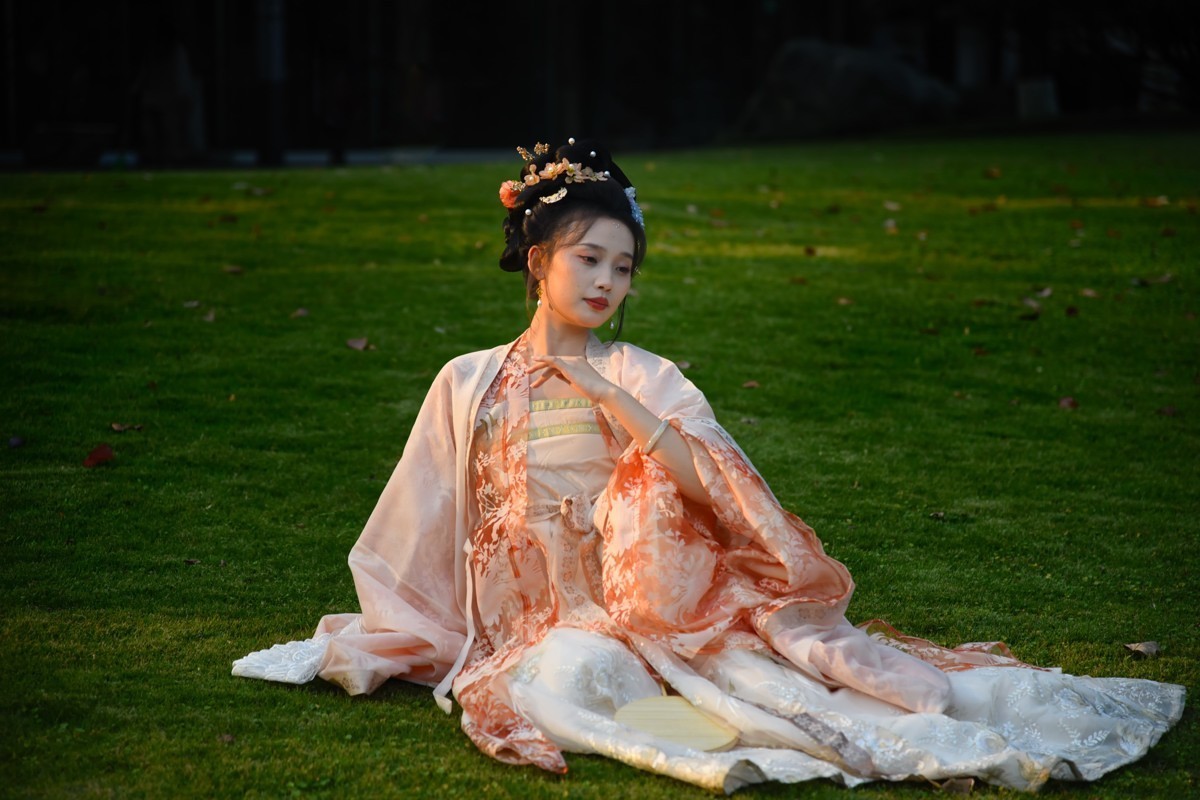 夕阳映照   绿草如茵