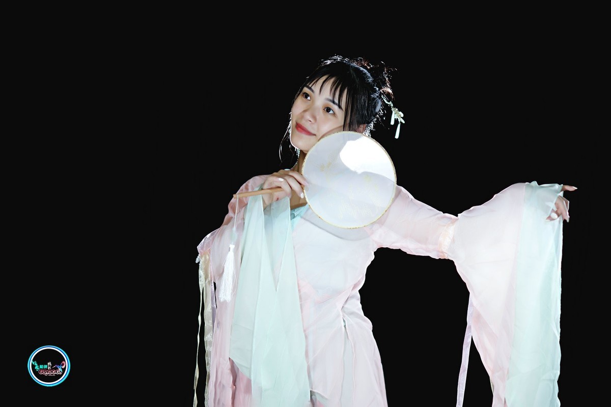 【飘逸扇舞仙女】---佳佳