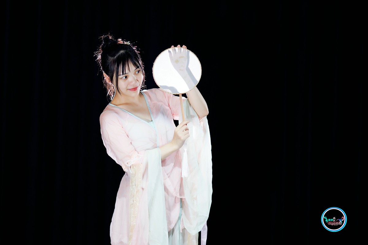 【飘逸扇舞仙女】---佳佳