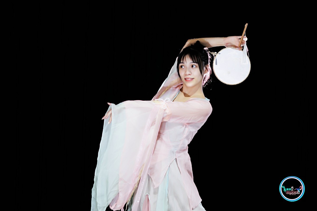 【飘逸扇舞仙女】---佳佳