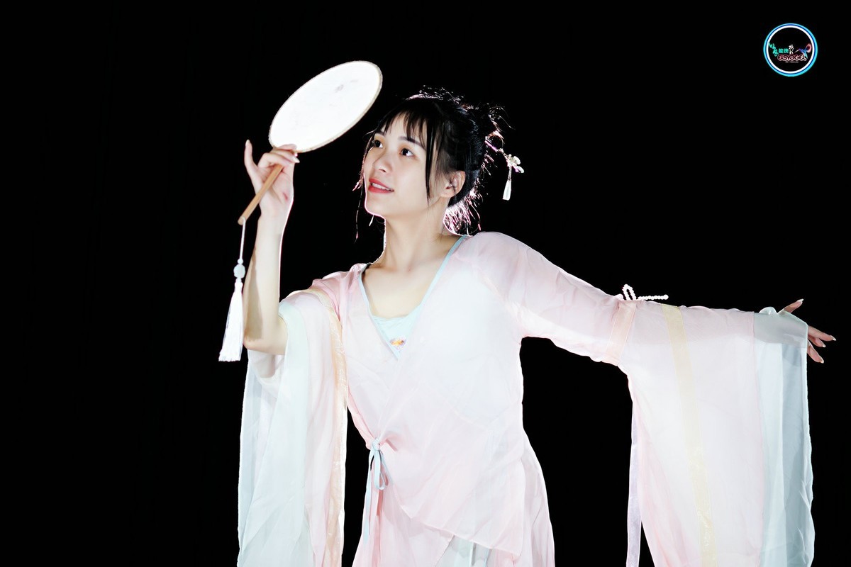 【飘逸扇舞仙女】---佳佳