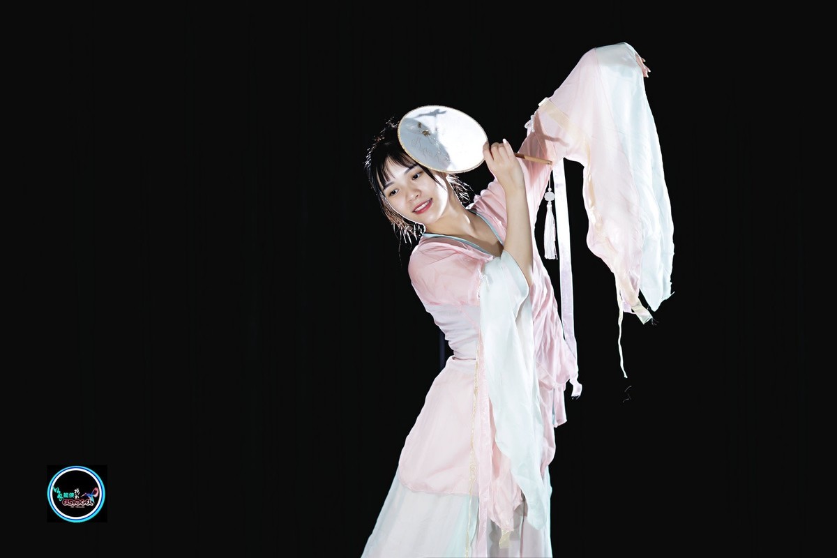 【飘逸扇舞仙女】---佳佳