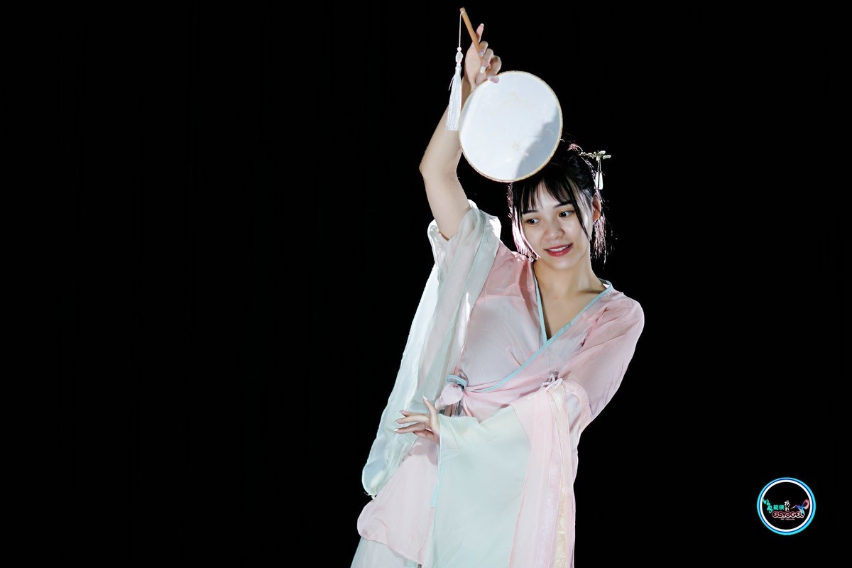 【飘逸扇舞仙女】---佳佳