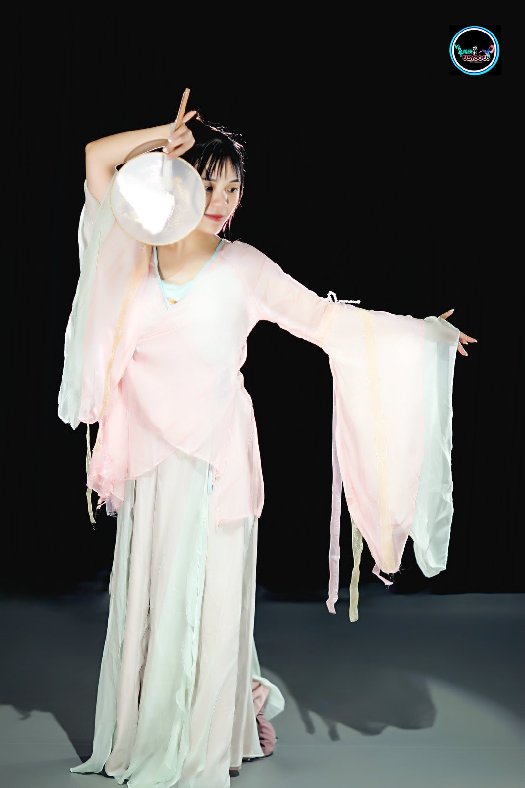 【飘逸扇舞仙女】---佳佳