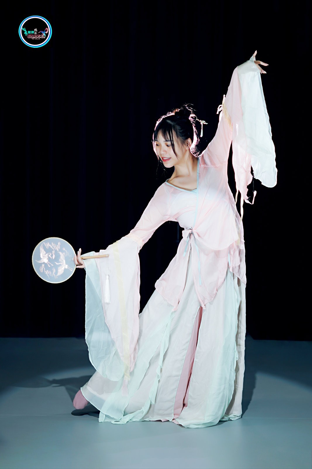 【飘逸扇舞仙女】---佳佳