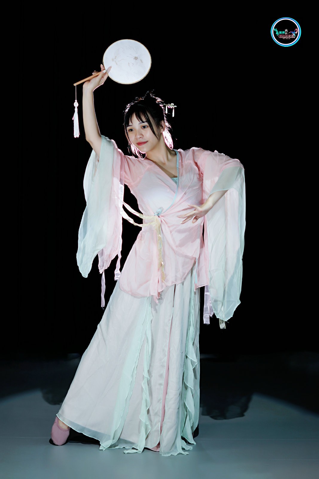 【飘逸扇舞仙女】---佳佳