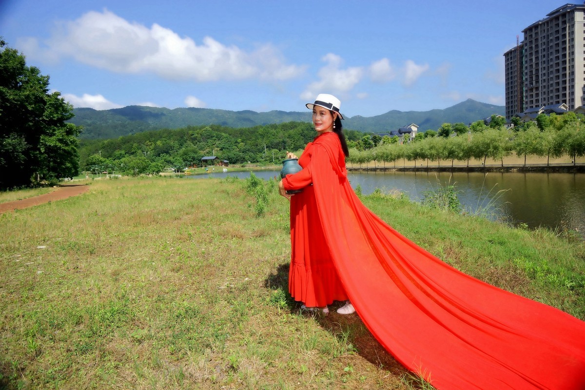 清水河边的红裙美女！