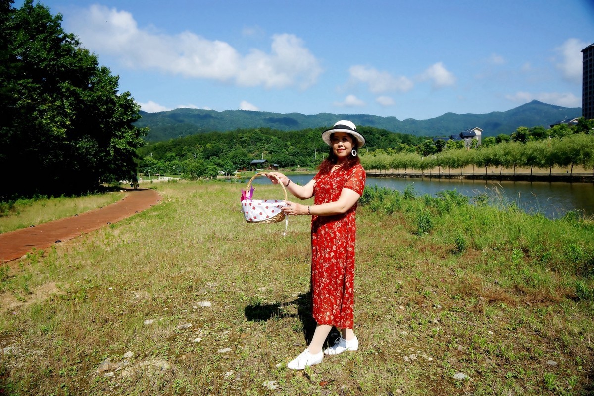 清水河边的红裙美女！
