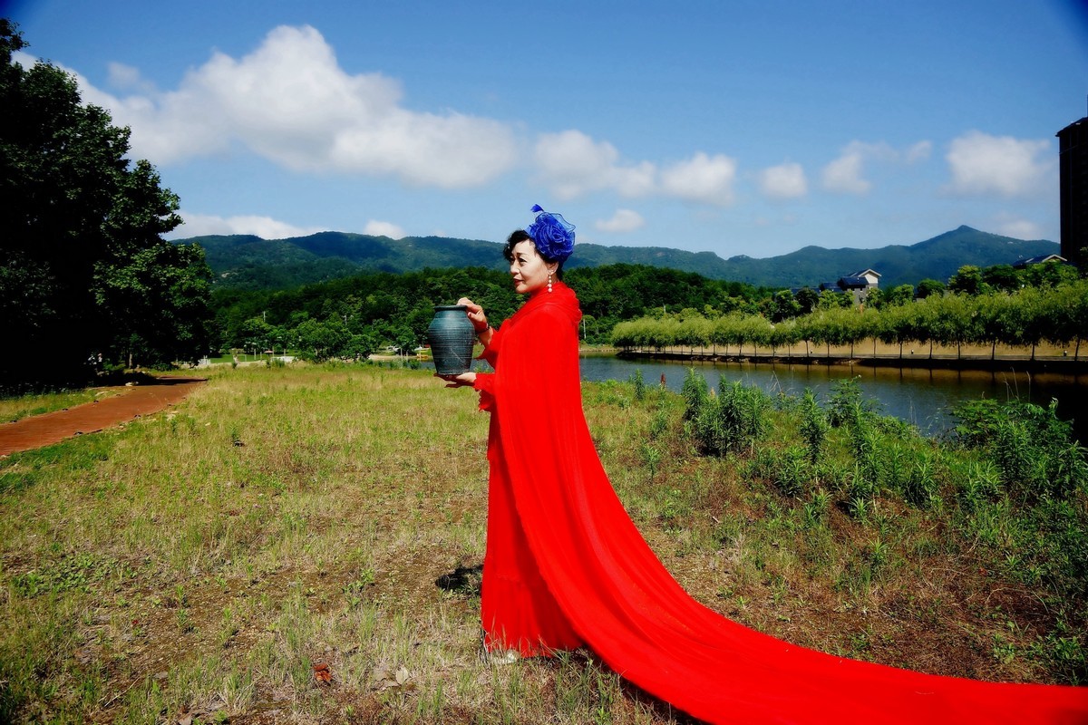 清水河边的红裙美女！