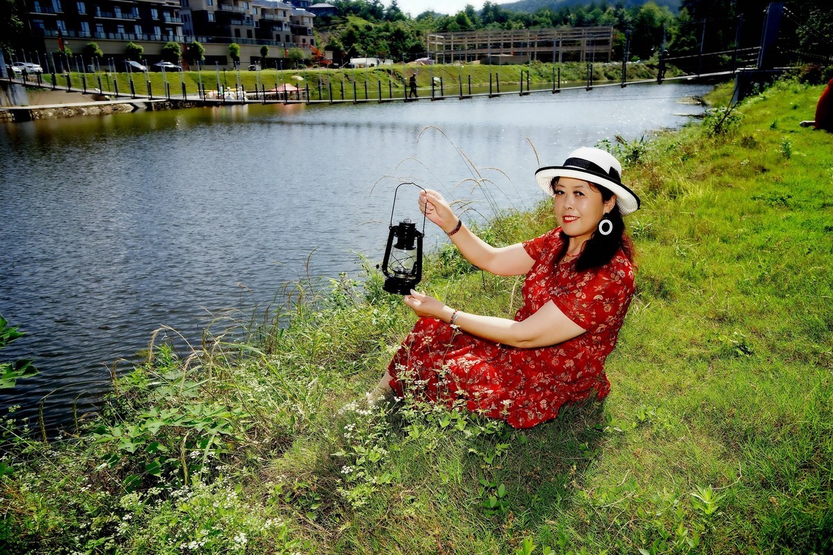 清水河边的红裙美女！