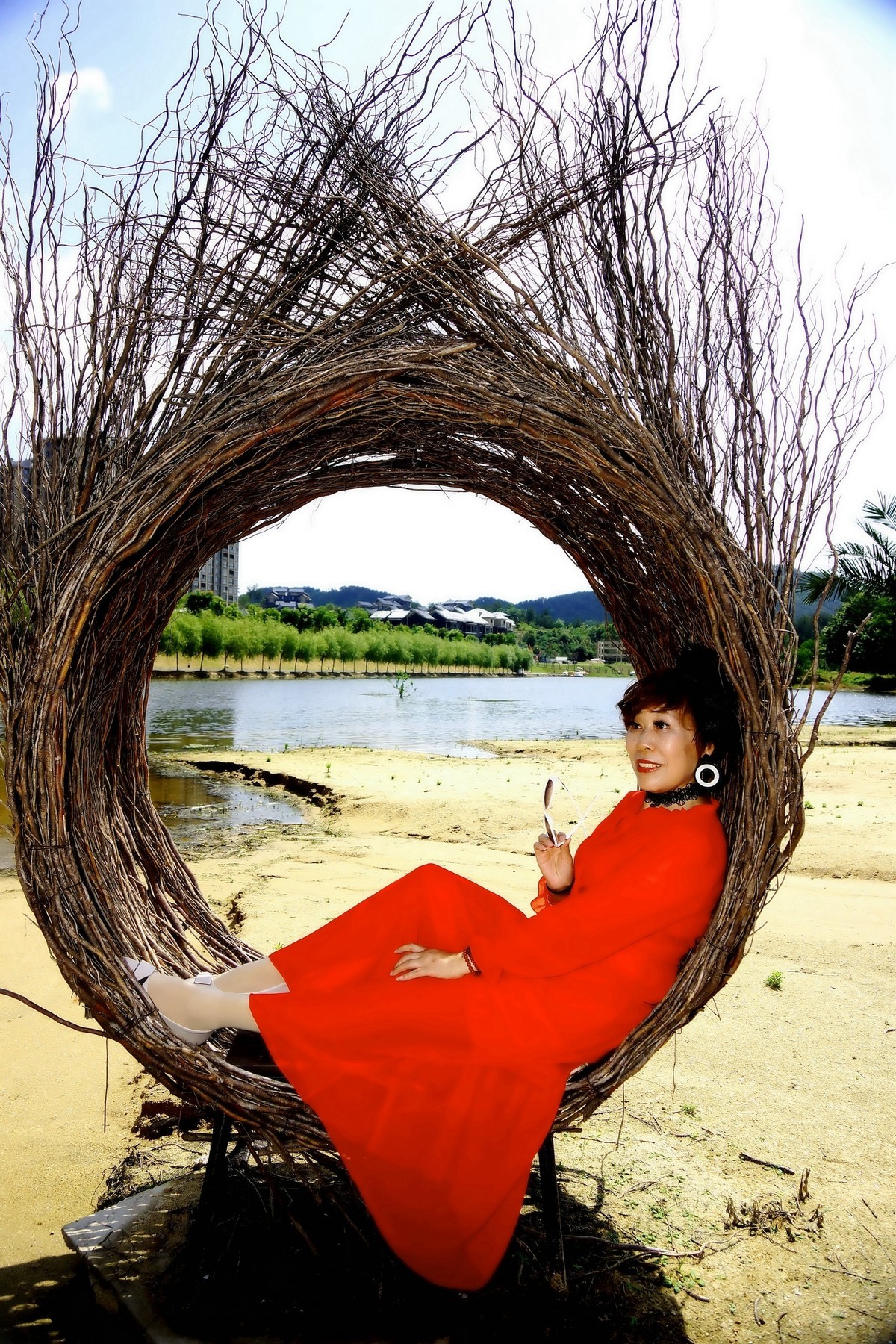 清水河边的红裙美女！