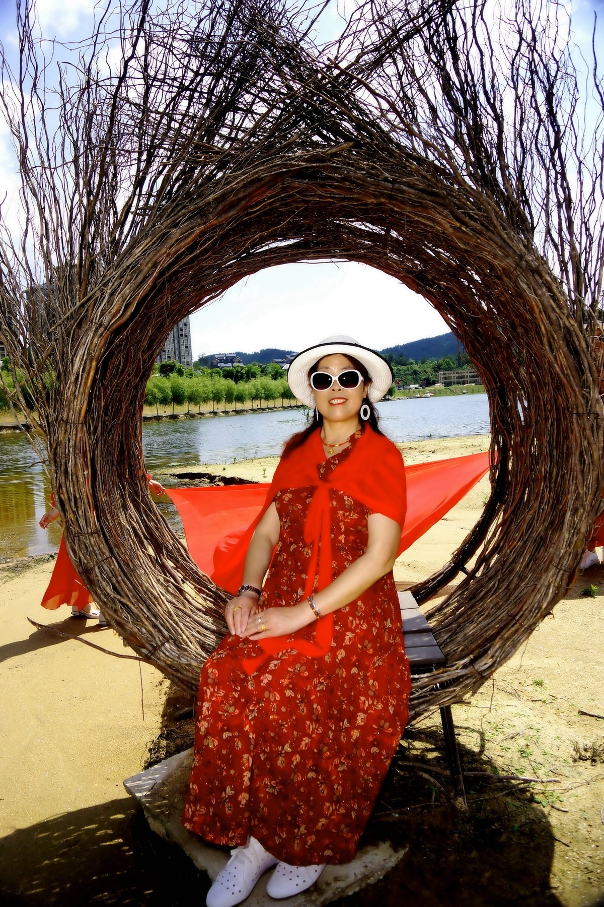 清水河边的红裙美女！