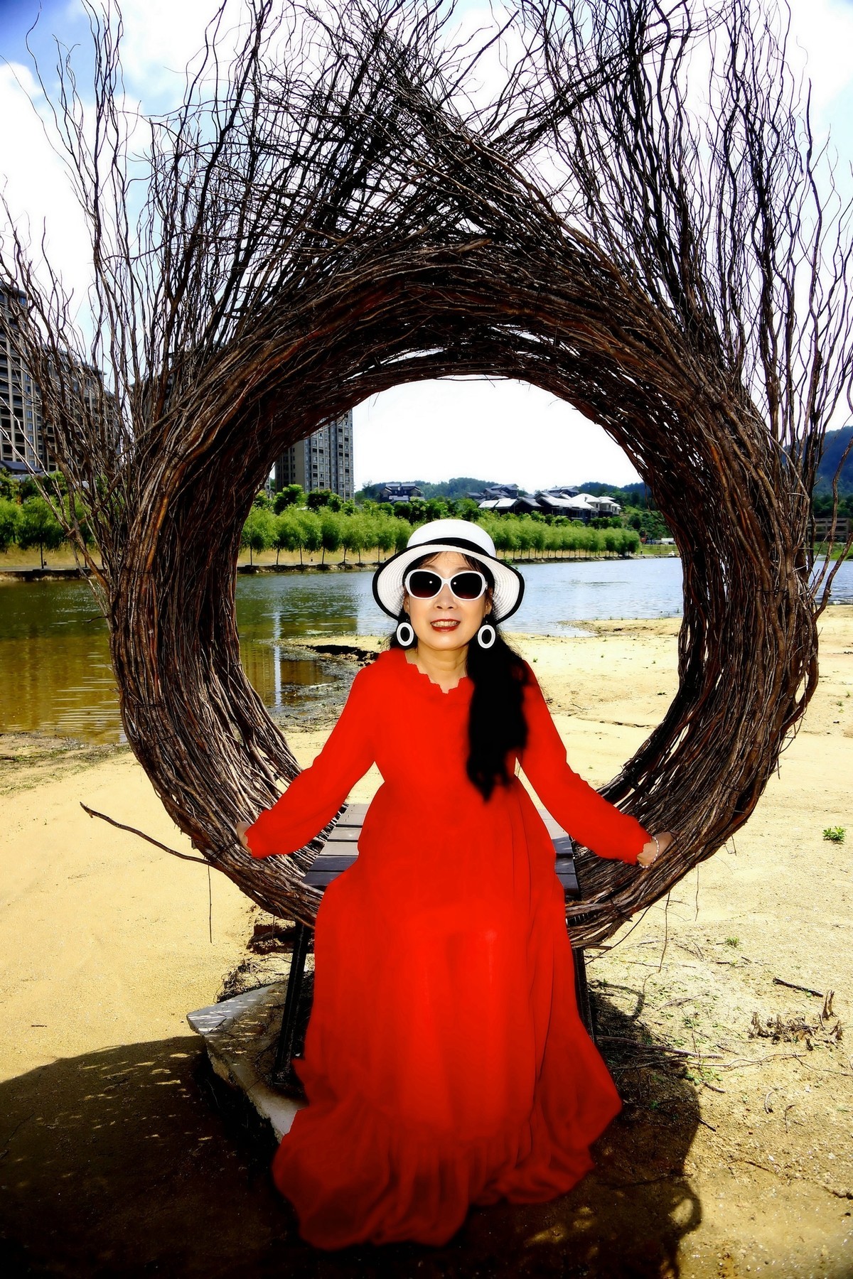 清水河边的红裙美女！