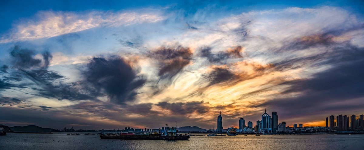 烟云缥缈廻澜阁         晚霞映照琴岛湾