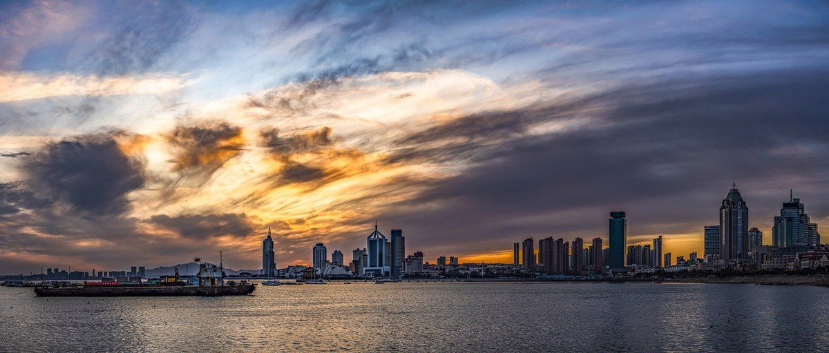 烟云缥缈廻澜阁         晚霞映照琴岛湾