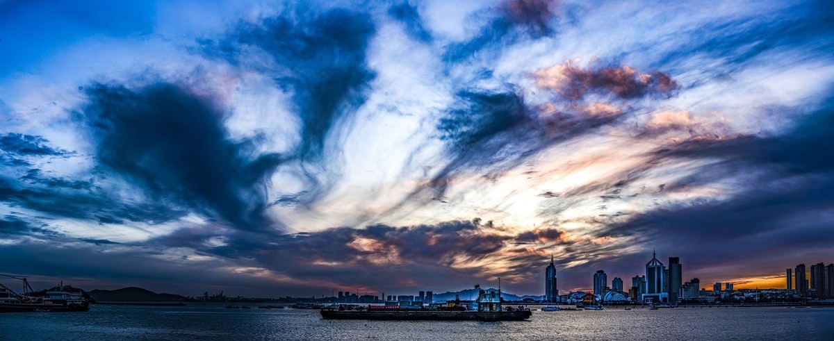 烟云缥缈廻澜阁         晚霞映照琴岛湾