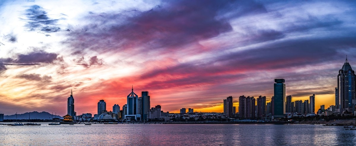 烟云缥缈廻澜阁         晚霞映照琴岛湾