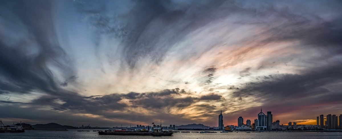 烟云缥缈廻澜阁         晚霞映照琴岛湾