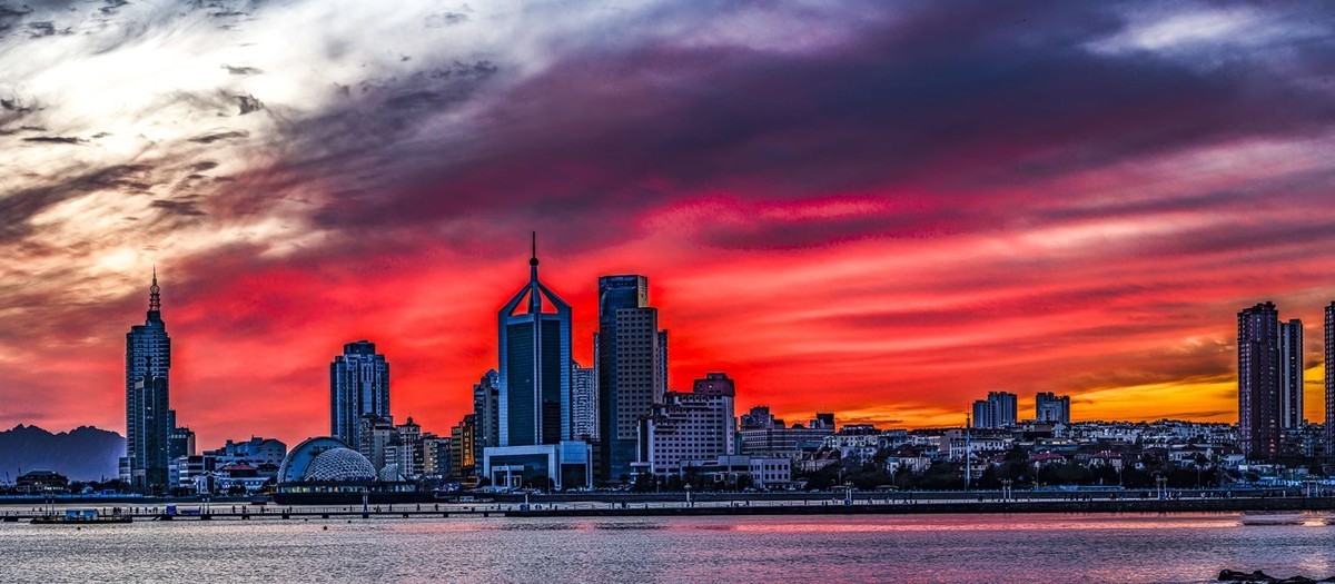 烟云缥缈廻澜阁         晚霞映照琴岛湾