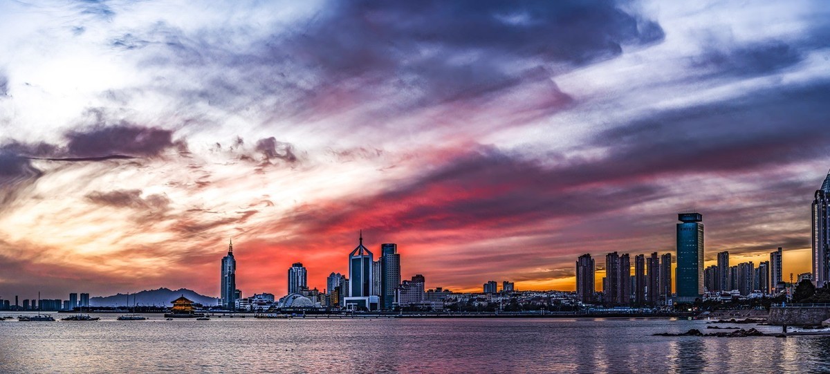 烟云缥缈廻澜阁         晚霞映照琴岛湾