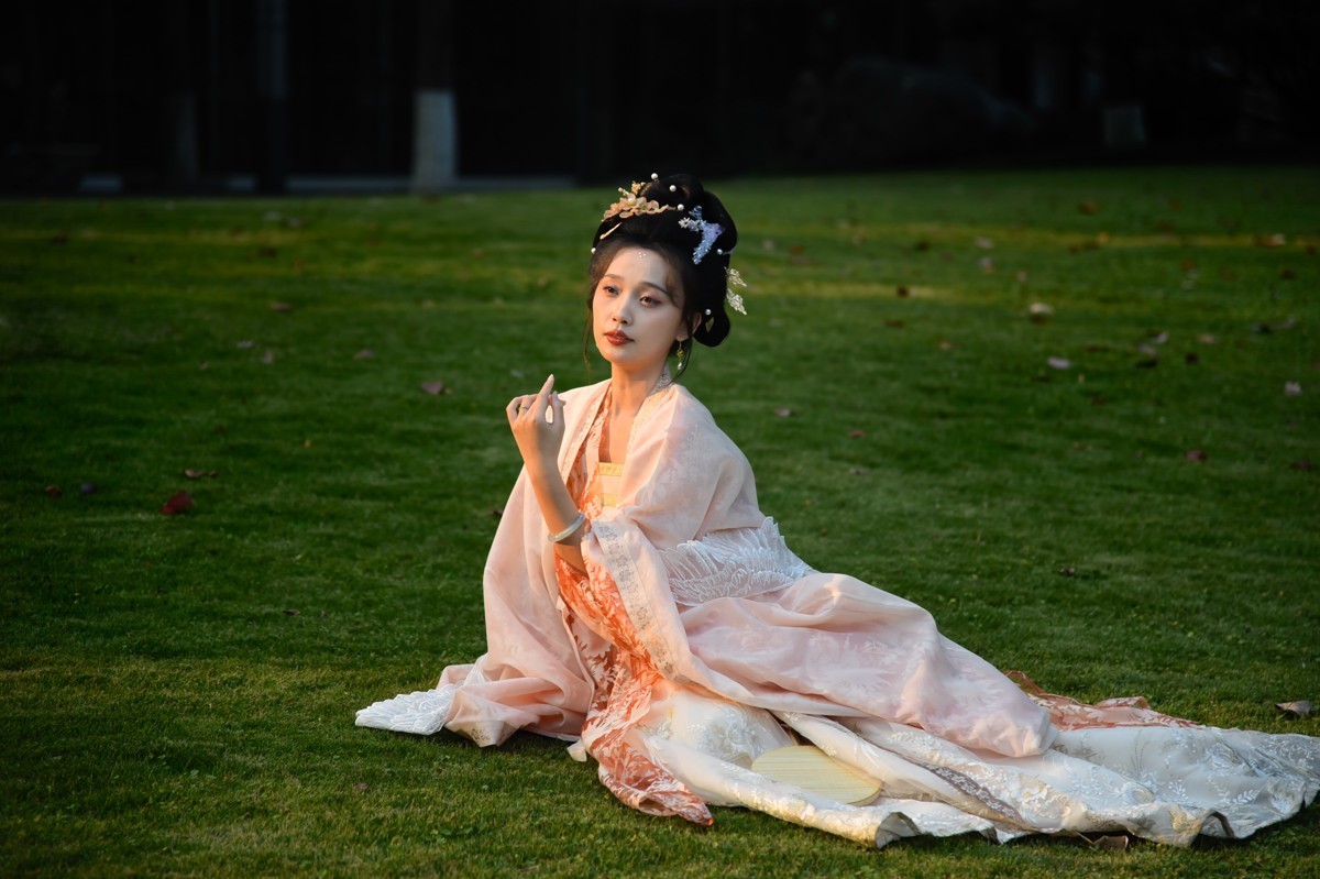 夕阳映照   绿草如茵