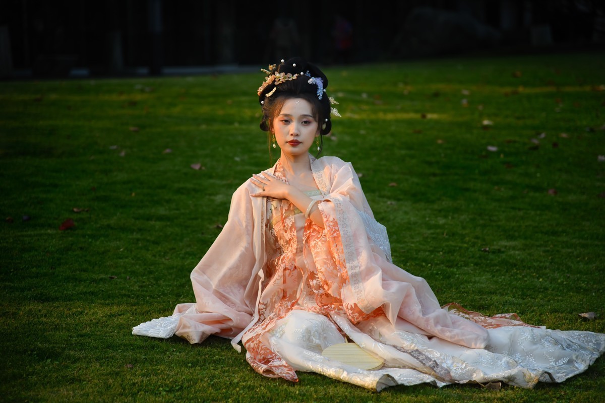 夕阳映照   绿草如茵