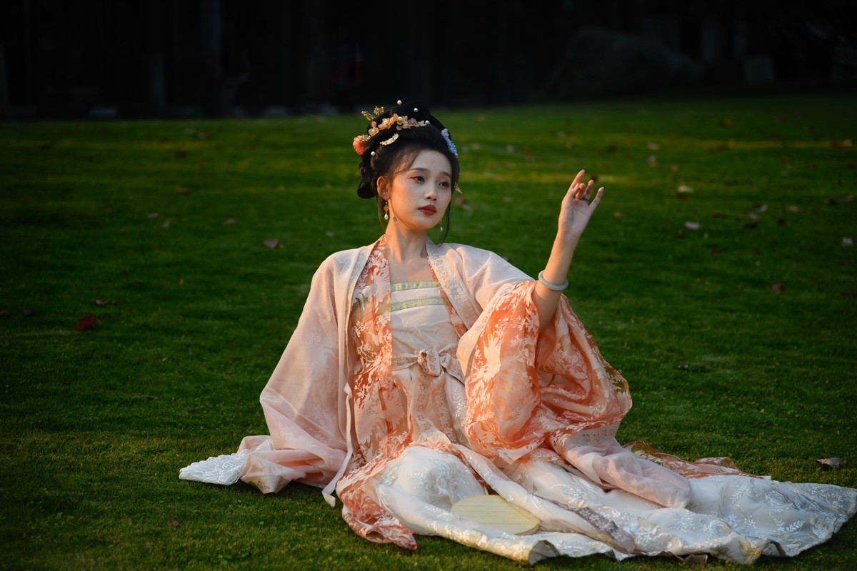 夕阳映照   绿草如茵