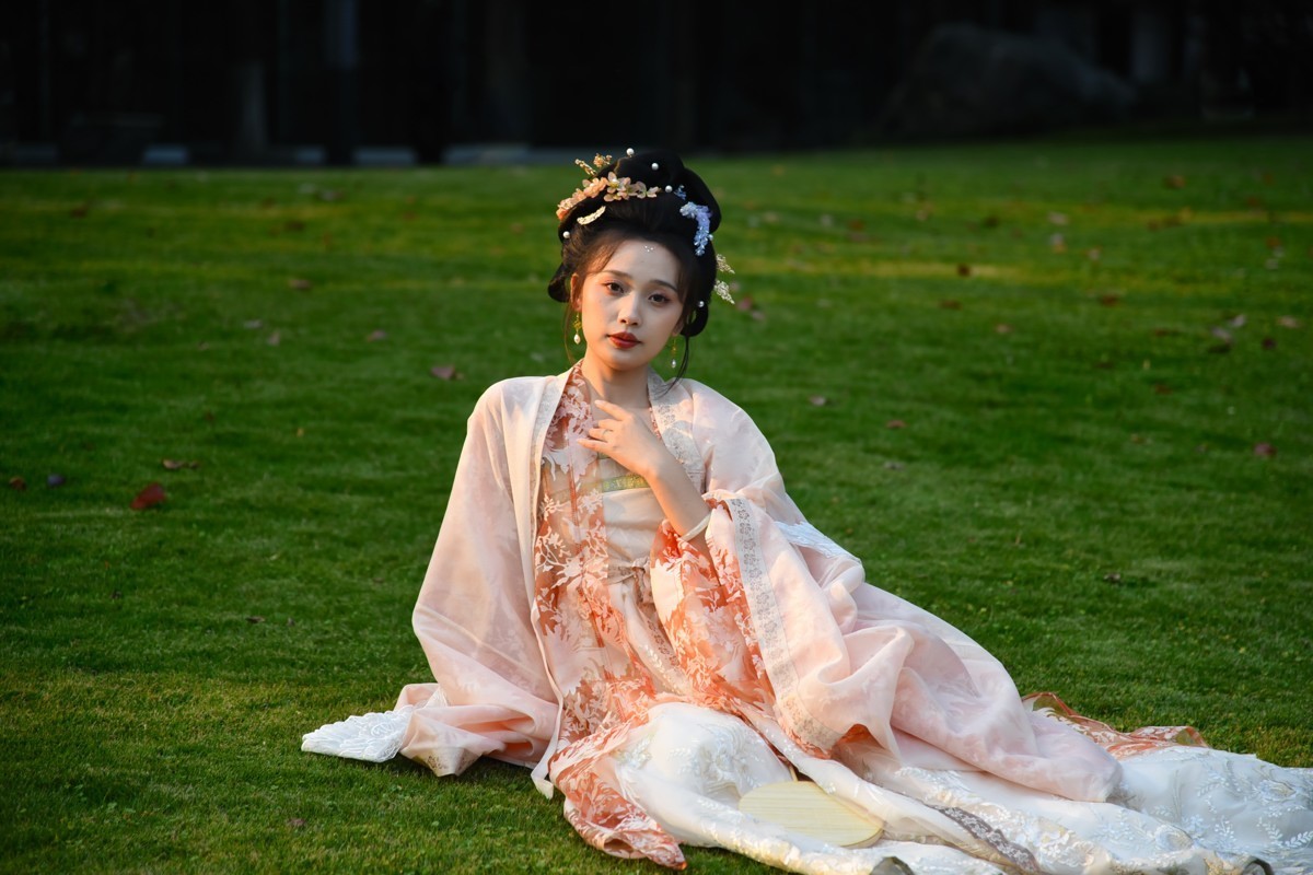 夕阳映照   绿草如茵