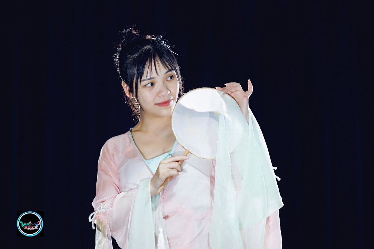 【飘逸扇舞仙女】---佳佳