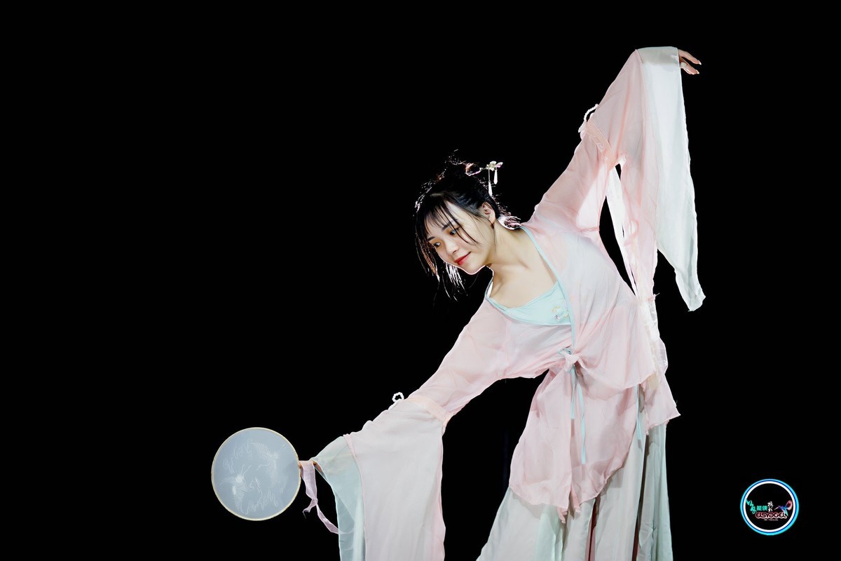 【飘逸扇舞仙女】---佳佳