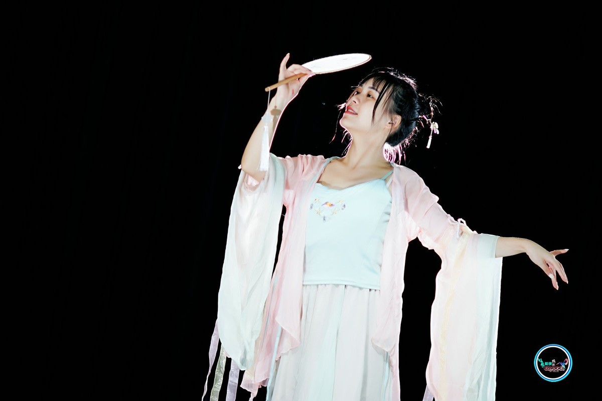 【飘逸扇舞仙女】---佳佳