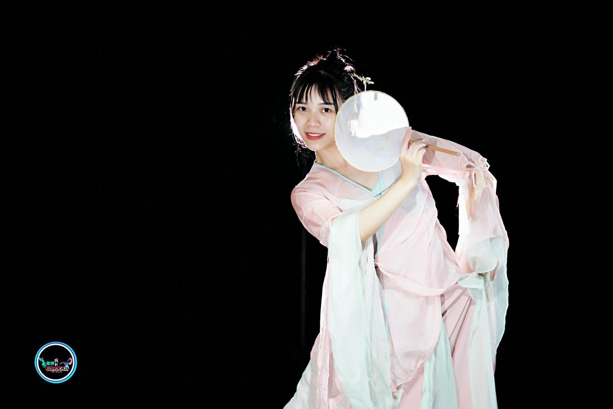 【飘逸扇舞仙女】---佳佳