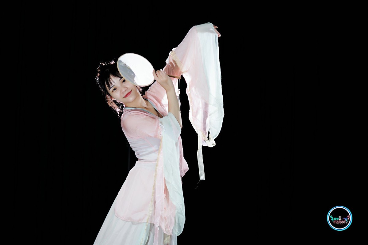 【飘逸扇舞仙女】---佳佳