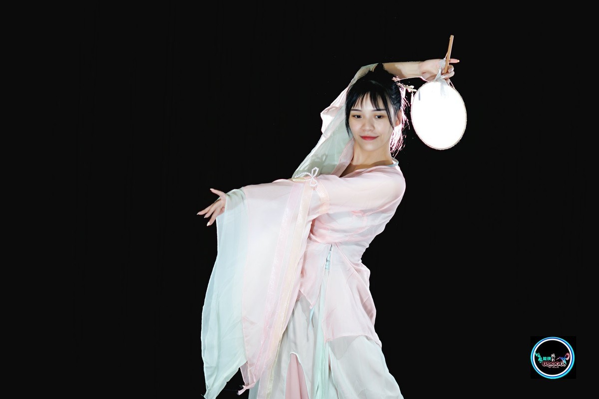 【飘逸扇舞仙女】---佳佳