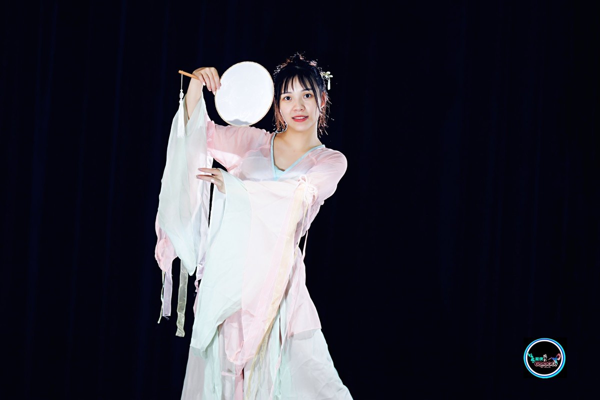 【飘逸扇舞仙女】---佳佳