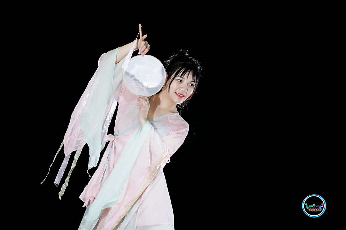 【飘逸扇舞仙女】---佳佳